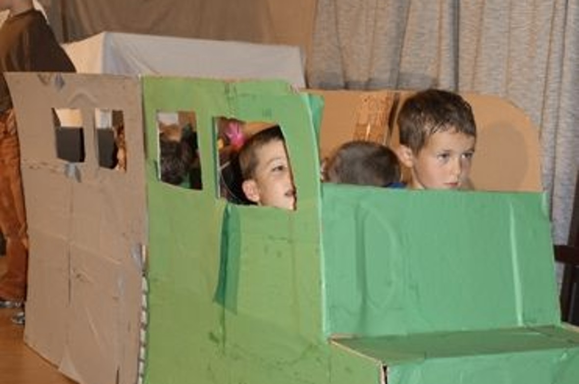 Fahrt mit dem Lastwagen und dem Zug.