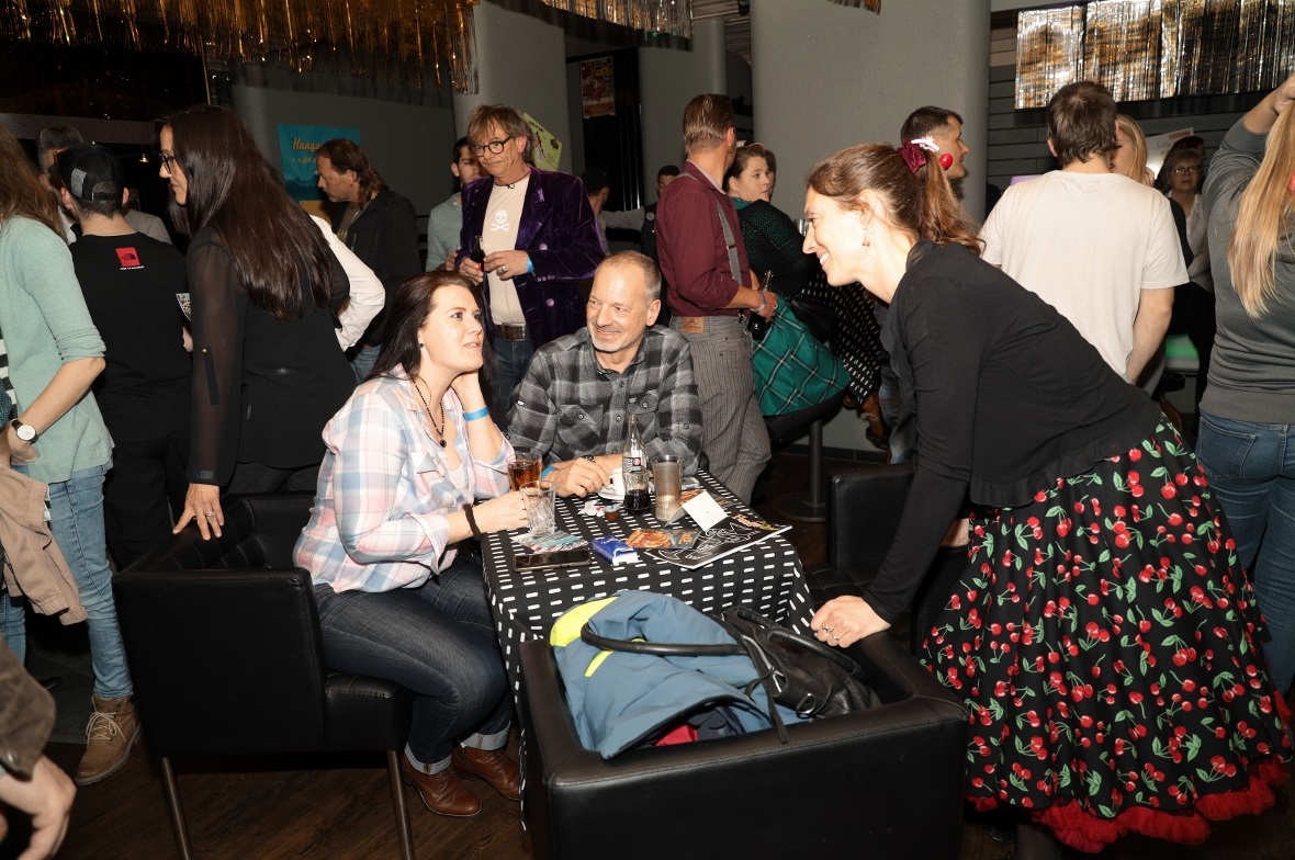 Falten-Jupes, lange Röcke, Blumen und bunte Farben prägten das Bild im neu geschmückten «Hangar the Club».