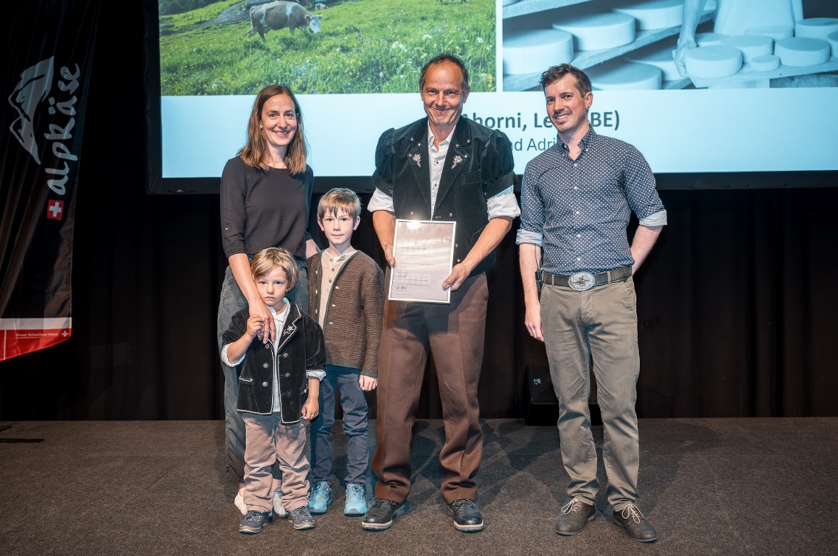 Familie Katharina und Adrian Zeller, Lenk, von der Alp Ahorni erreichten den zweiten Platz in der Kategorie Hobelkäse, rechts Jurypräsident und Präsident Schweizer Alpkäsekommission Marco Bolt.