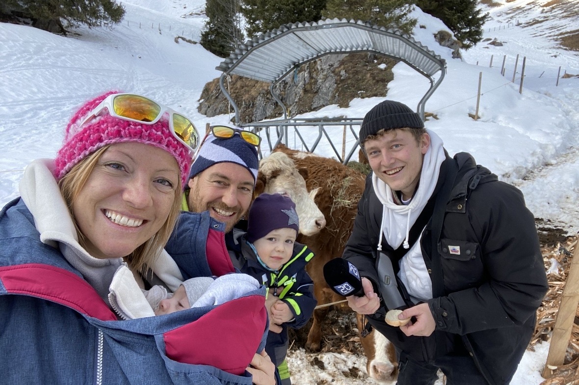 Familie Linder mit dem «20-Minuten»-Reporter, der bereits einen Tag nach dem Posten des Videos in Mürren erschien: Sarah mit Noah und Ruedi mit Lars Linder.