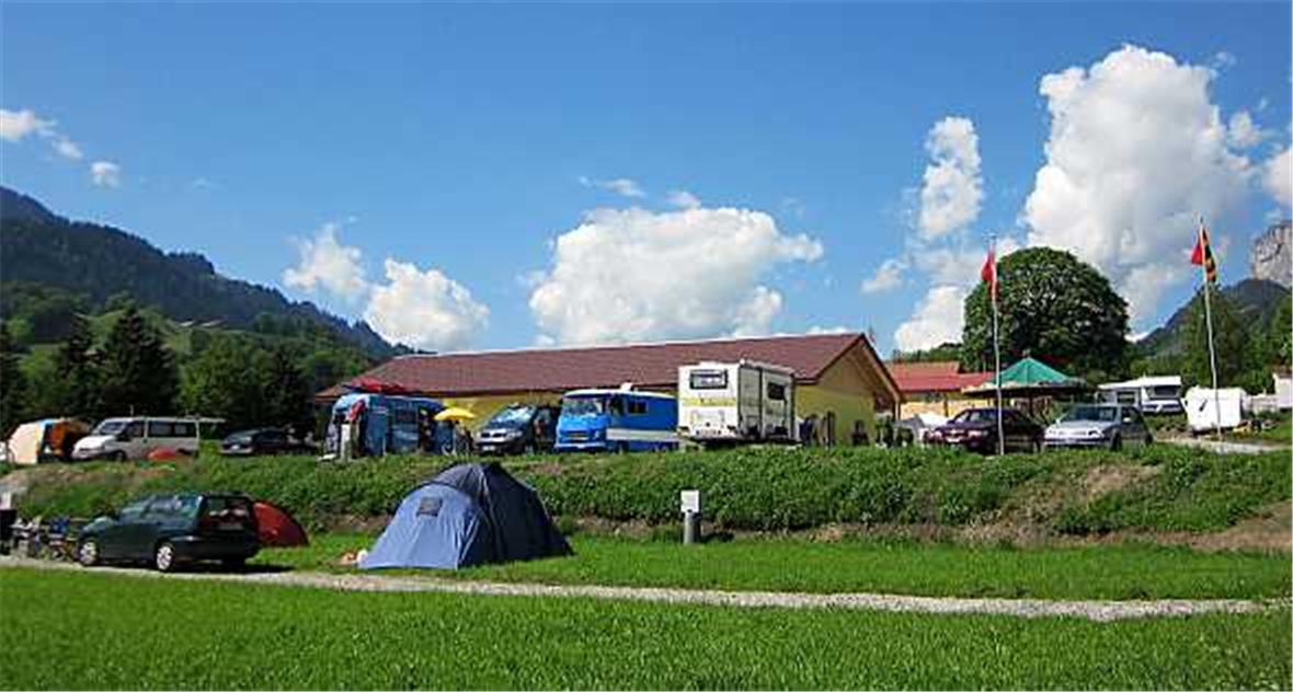 Familie Oswald und Marieluise Kunz wurden für ihren harten Einsatz geehrt. In Zusammenarbeit mit ihren beiden Töchtern und deren Männer gestalteten sie den «Camping Arnist».