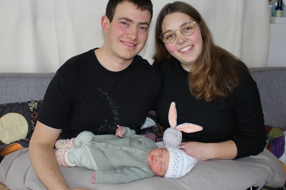 Familie Yersin mit Louisa, geboren am 2. Januar 2025 in der Maternité Alpine.