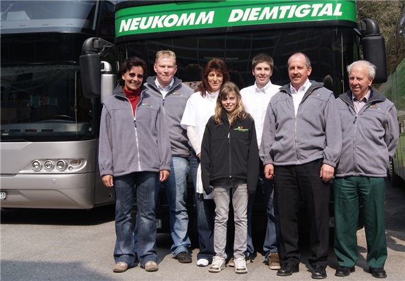 Familien-Unternehmung Neukomm Reisen: Annarös Neukomm, Reto Freiburghaus, Nelly Neukomm, Tochter Bianca, Sohn Björn, Andreas Neukomm und Vater Willy Neukomm (Firmengründer). Sohn Marc war aus beruflichen Gründen ortsabwesend.