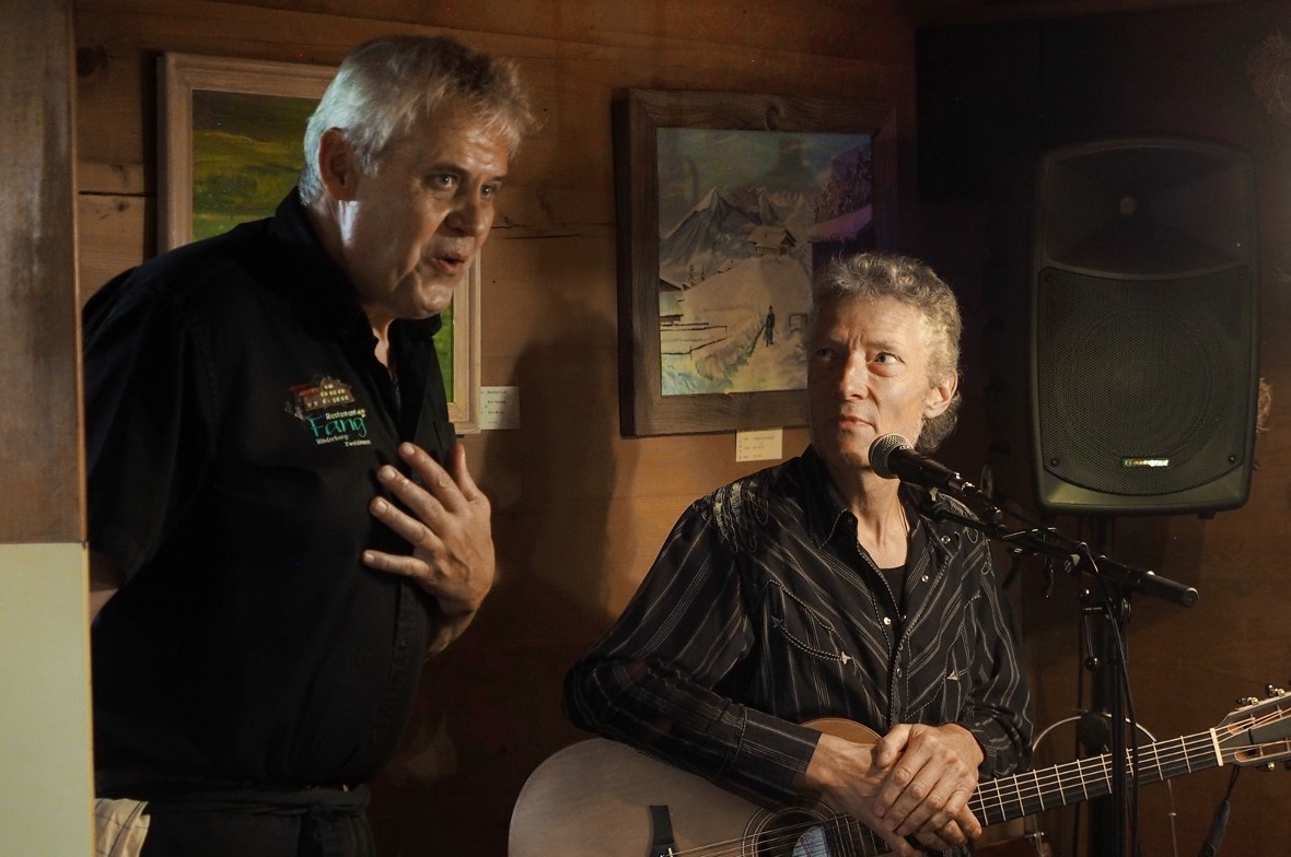 Fang-Wirt Johann Graf bedankt sich bei Markus Schranz am Ende seines Konzerts.