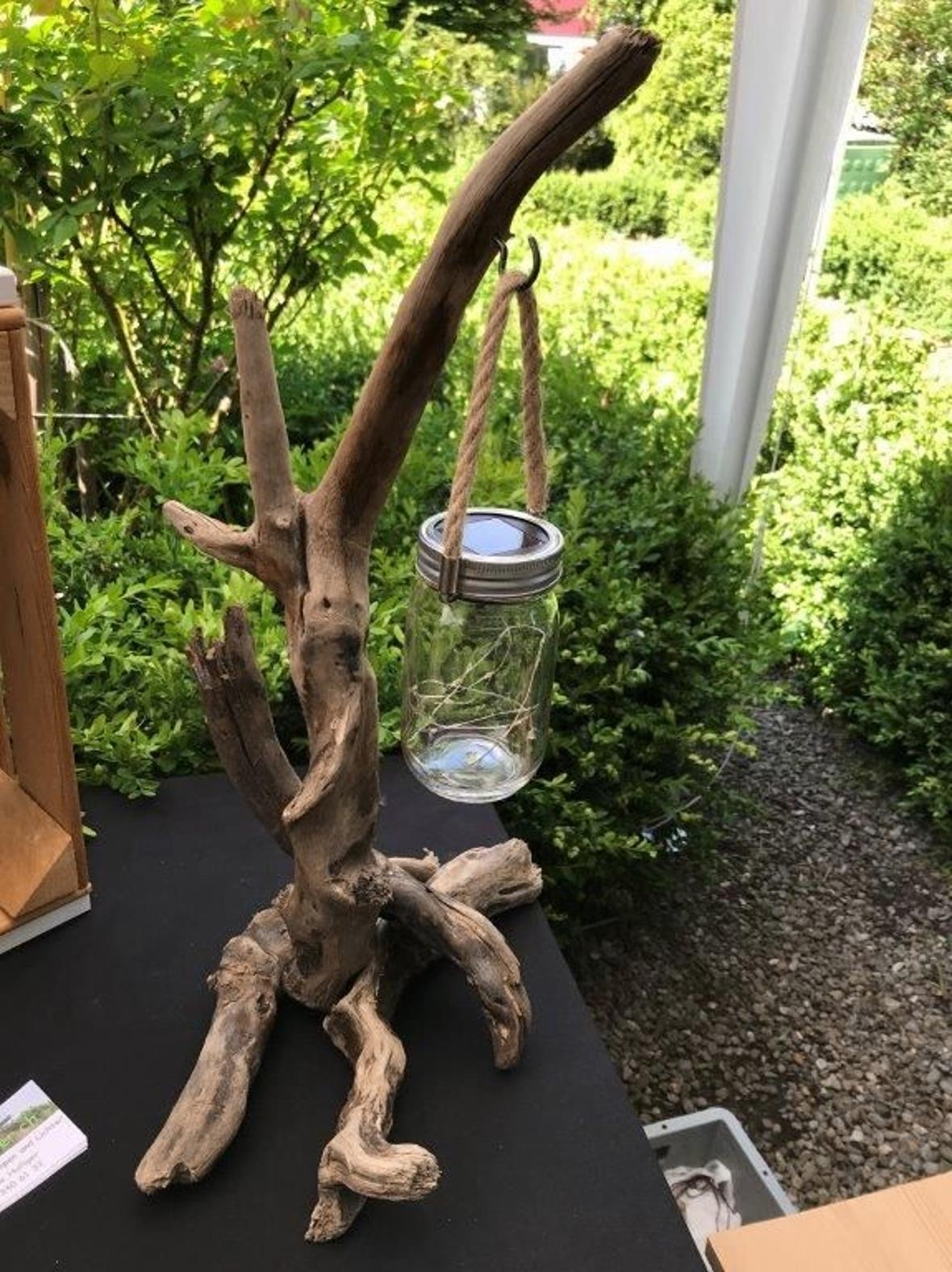 Fantasievolle Schwemmholz-Lichtdekoration.