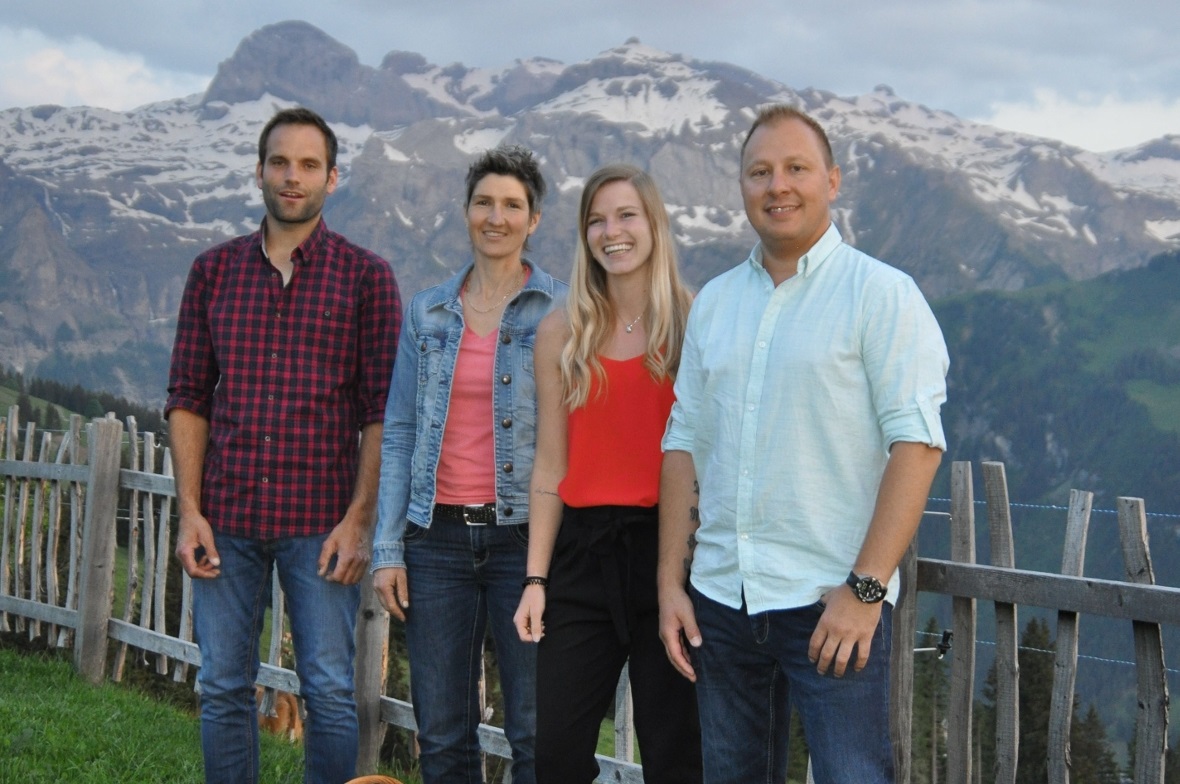 Fantastische Bühlberg-Kulisse der 24. Lenk Milch GV mit Präsident David von Känel, der zurücktretenden Verwaltungsrätin Annemarie Christeler sowie Selina Schenk (neu im VR) und Geschäftsführer Walter Treuthardt (von links).