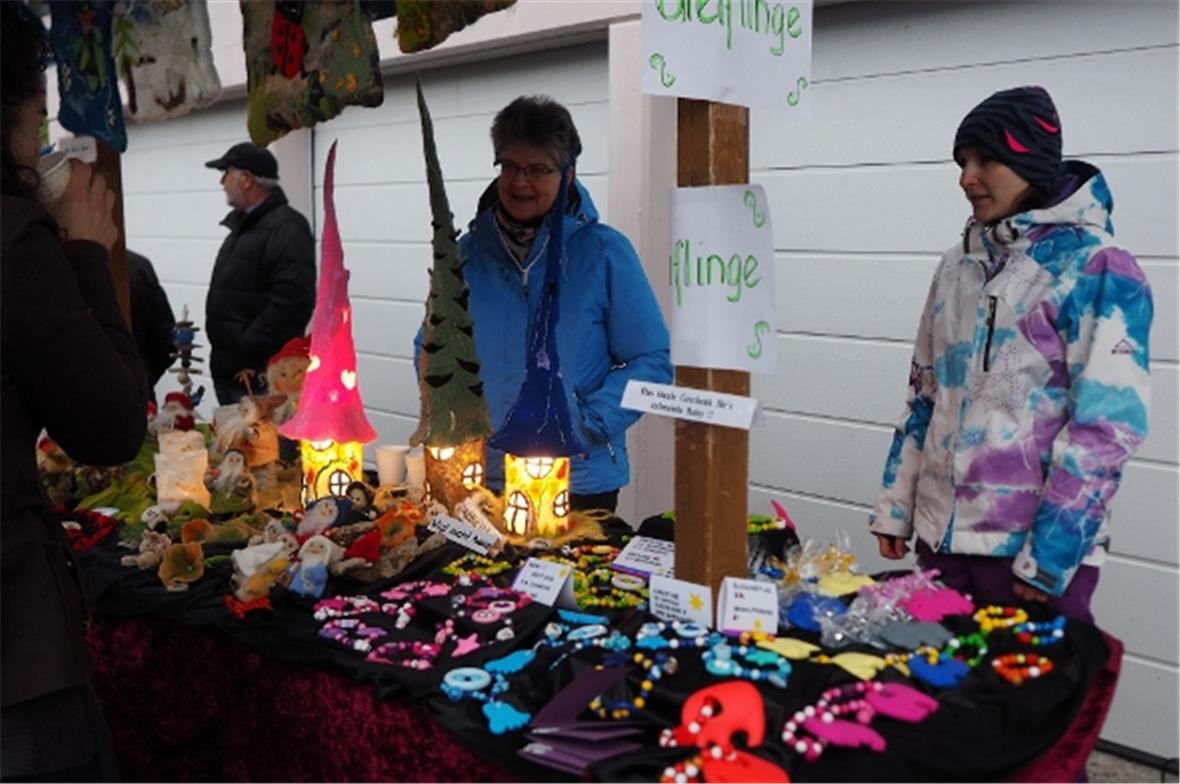 Farbenfroh gefilzte Lampen und Zwerge am Sonnegg-Marktstand von Margrit Feller.