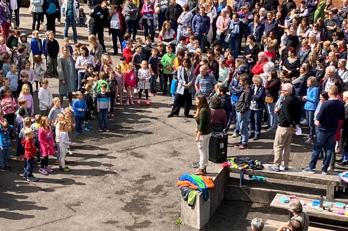 Farbenfrohe Projektwoche für Schülerinnen und Schüler vom Kindergarten bis zur 3. Klasse.