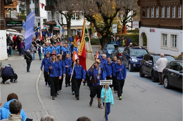 Farbenfroher Umzug der Hornusser