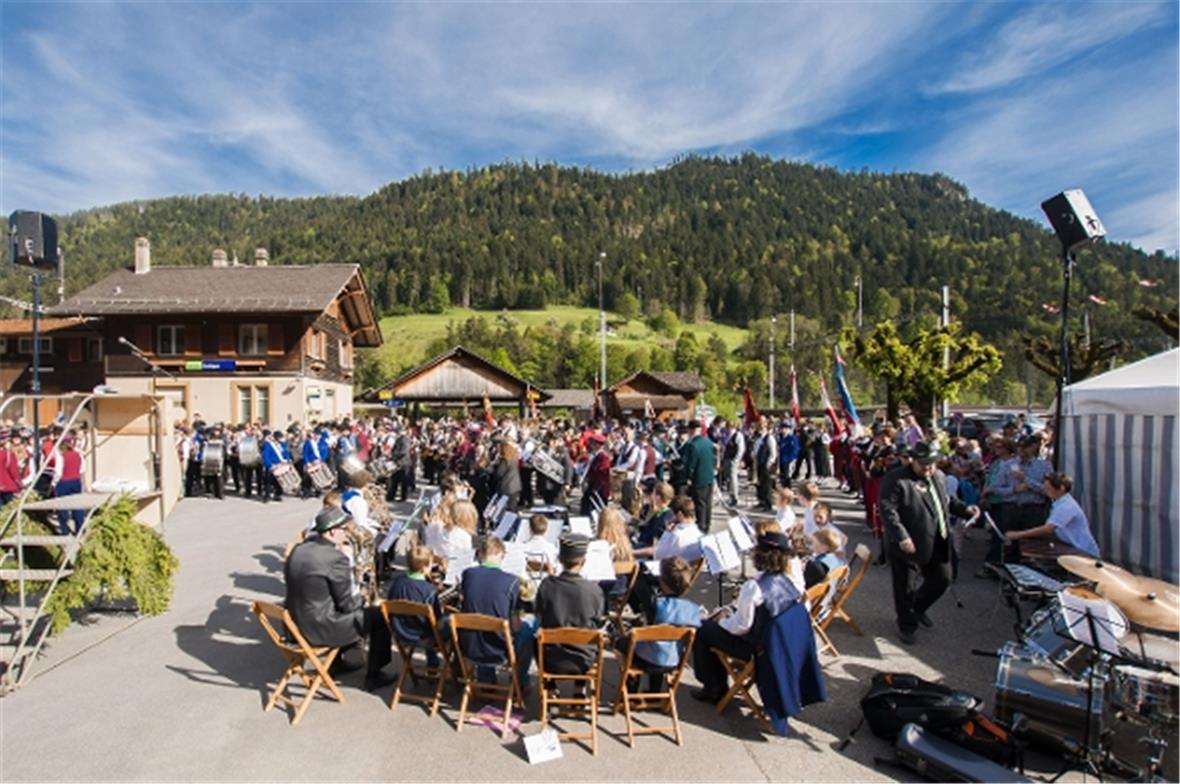 Farbenfrohes Musikantentreffen am Kreismusiktag in Boltigen. Im Vordergrund mit ...