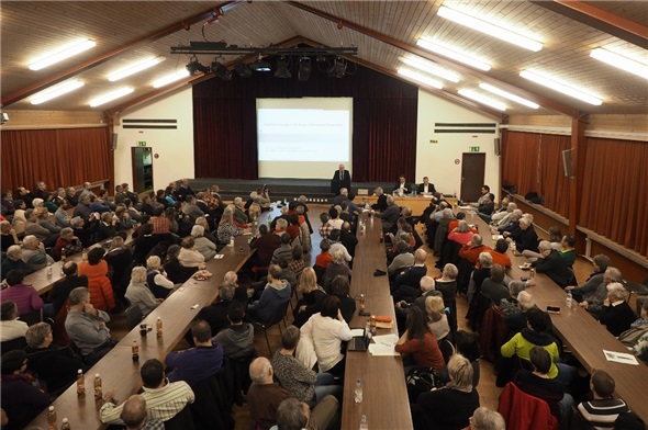 Fast 400 Besucher lauschten den Ausführungen von Regierungsrat Pierre Alain Schnegg im Gemeindesaal Zweisimmen.