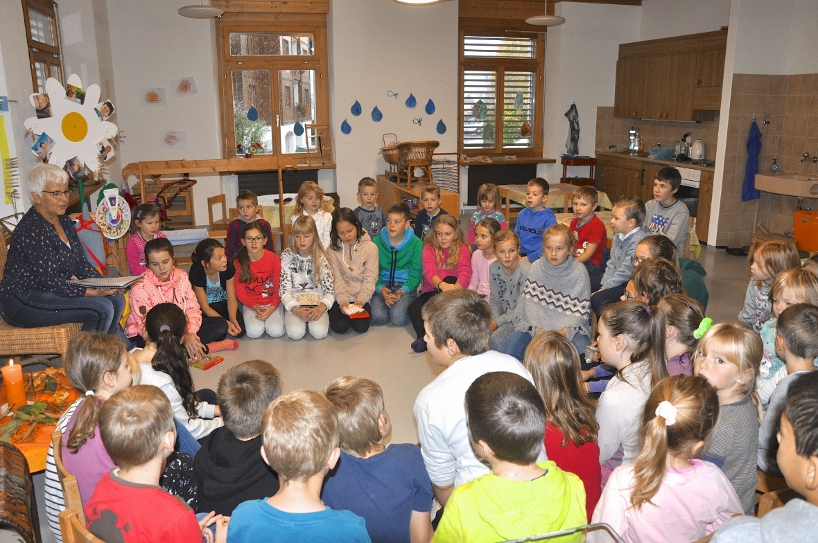 Fast 45 Kinder im grossen Kindergartenkreis.