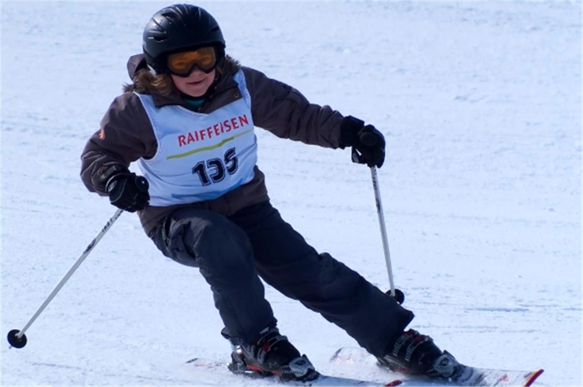 Fast schon professionell kurven bereits die Kleinsten durch die Tore.