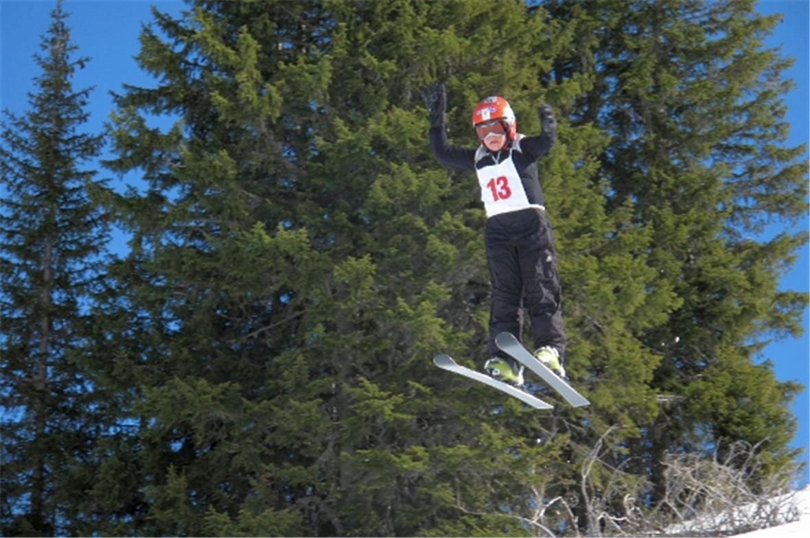 Fast schon wie Simon Ammann fliegt es sich über die Haslerschanze.
