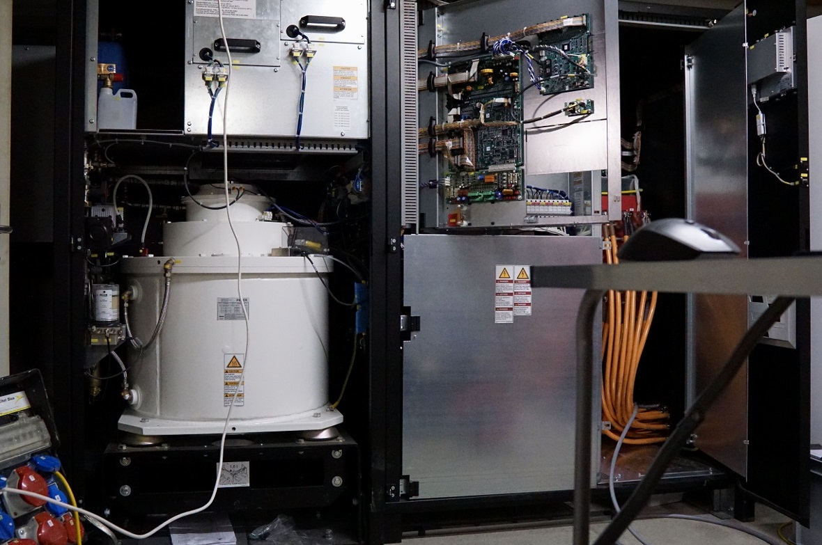 Fast zwei Tonnen Schwungmasse in einem unauffälligen weissen Gehäuse: die unterb...