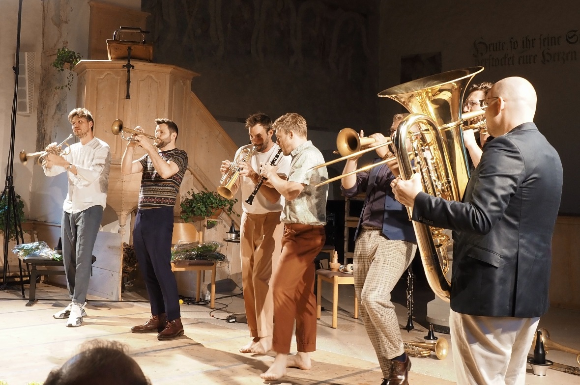 Federspiel brachten mit kreativer Blasmusik und Wiener Charme Lebensfreude in di...