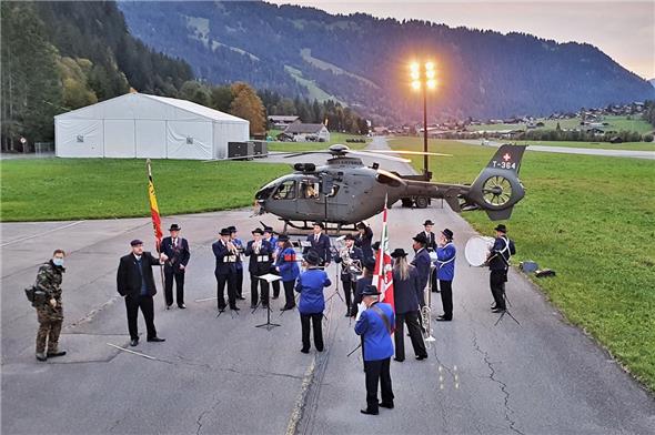 Feierliche Fahnenübergabe mit den Musikgesellschaften Lenk und St. Stephan.