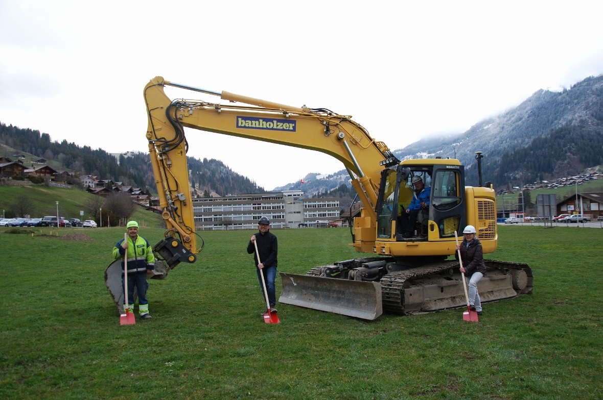 Feierlicher Spatenstich zum Neubau Spitalmatte: Theo von Allmen (Banholzer Bau AG), Beat Kuhnen (archart architektur ag), Beat Tanner, Vorsitzender der Baukommission und Vertreter der Bergquelle, und Franziska Rentsch, Betriebsleiterin Alterswohnen Bergsonne und Vertreterin der Alterswohnen STS AG.