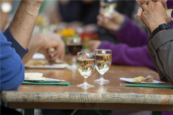 Feiern und gemeinsam anstossen auf das Geburtstagskind Eidgenossenschaft.