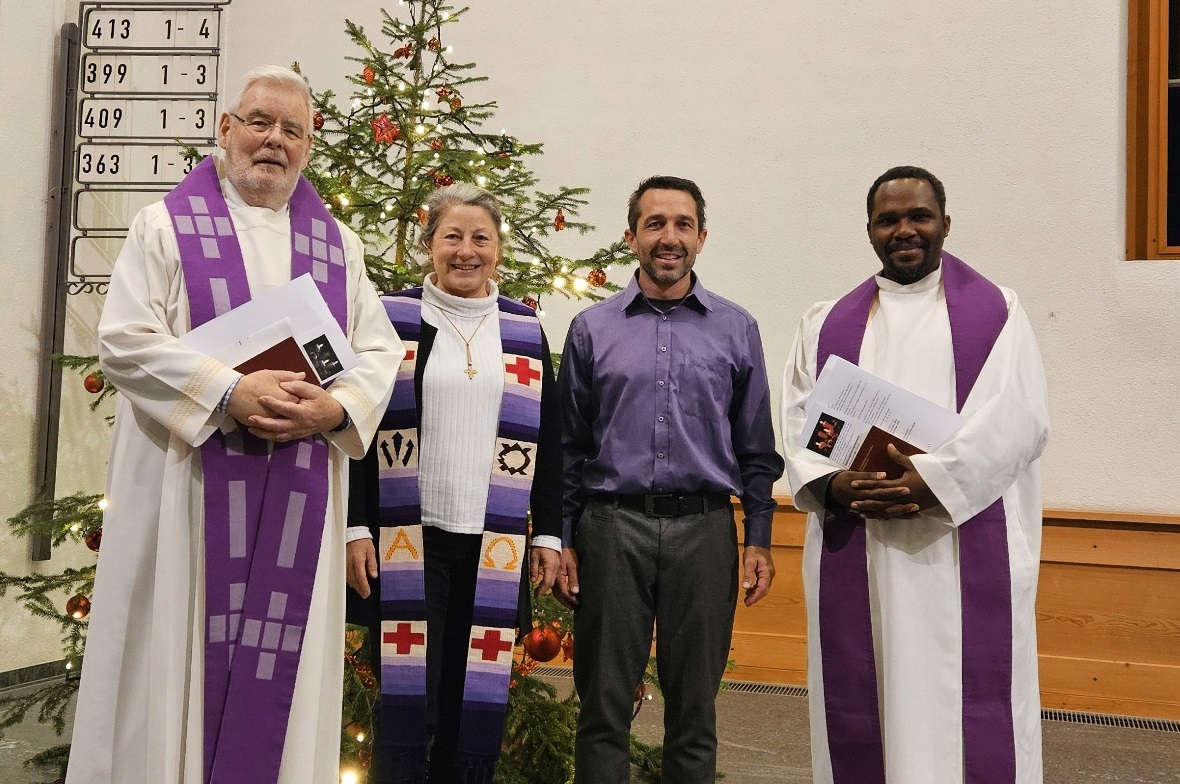 Ökumenische Adventsfeier Feierten gemeinsam den ökumenischen Gottesdienst: Pfr. Klaus Metsch, Pfrn. Theresa Rieder, Pfr. Samuel Humm und Kaplan Pierre Nyongo.