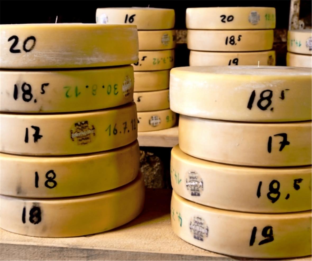 Fein säuberlich nach Menge und Namen sortiert warten die Käse darauf, von den Bauern abgeholt zu werden.