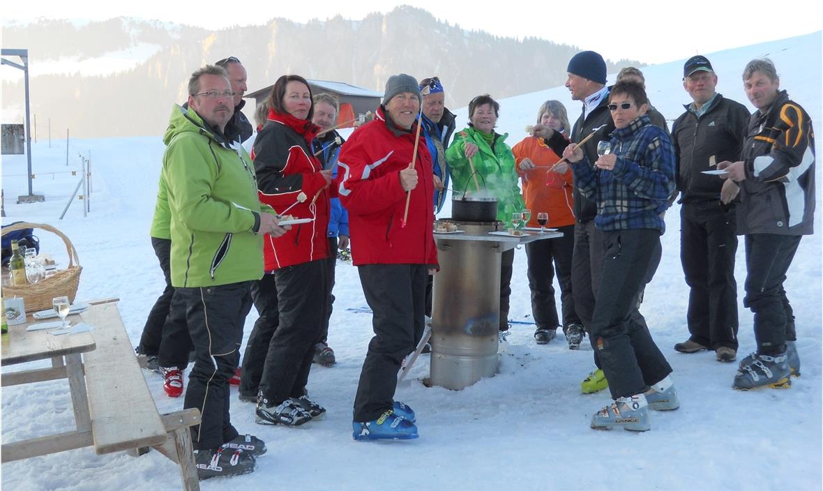 Feines Freiluft-Fondue auf dem Feuer beim Bergrestaurant Schwarzenberg