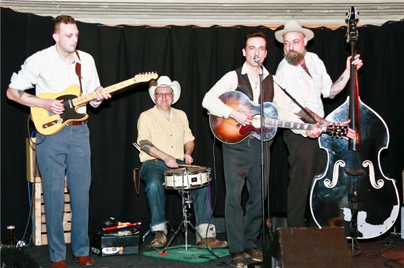 Felix Electric (Guitar), Pistolero Pepe (Drum Percussion), Johnny Trouble (Vocal, Guitar) und Tall Toni (Doublebass).