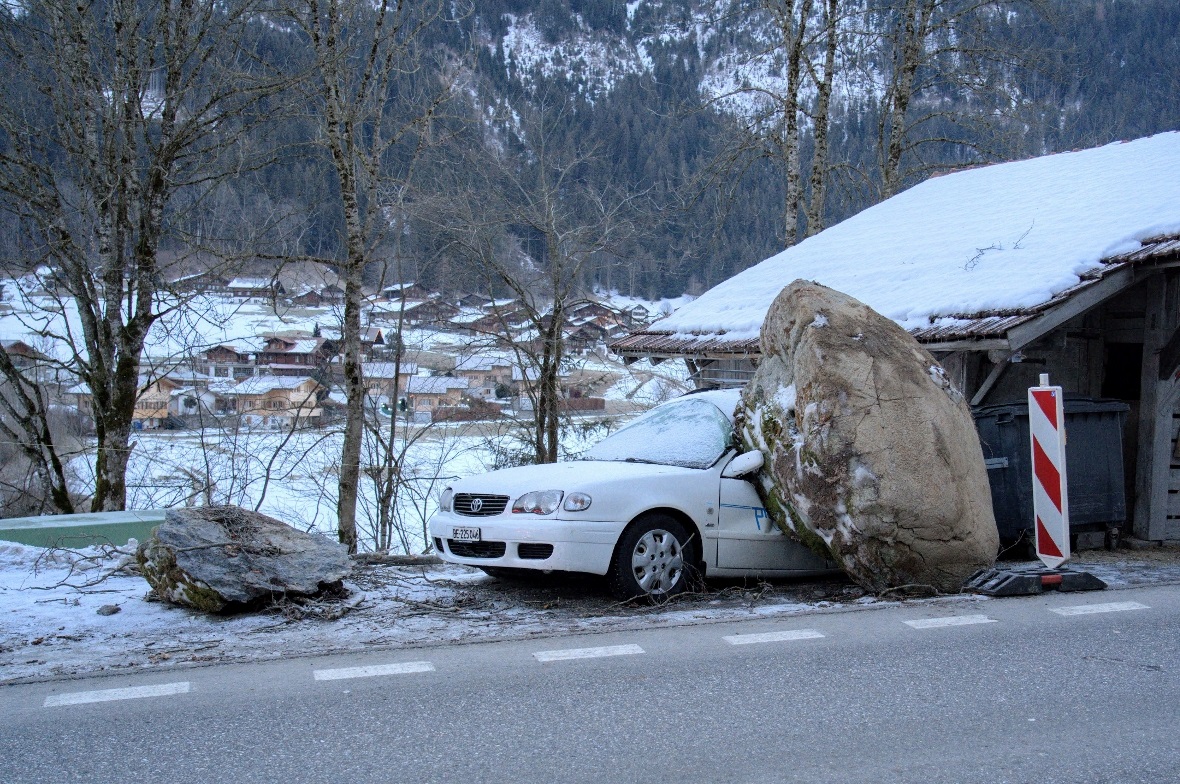 Felsbrocken zerstört Auto in Grubenwald.