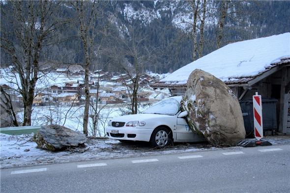 Felsbrocken zerstört Auto in Grubenwald.