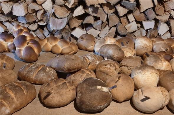 Fertige, gluschtige Brote kühlen sich im Ofenhaus ab.