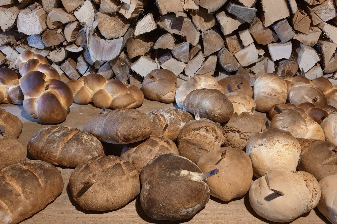Fertige, gluschtige Brote kühlen sich im Ofenhaus ab.