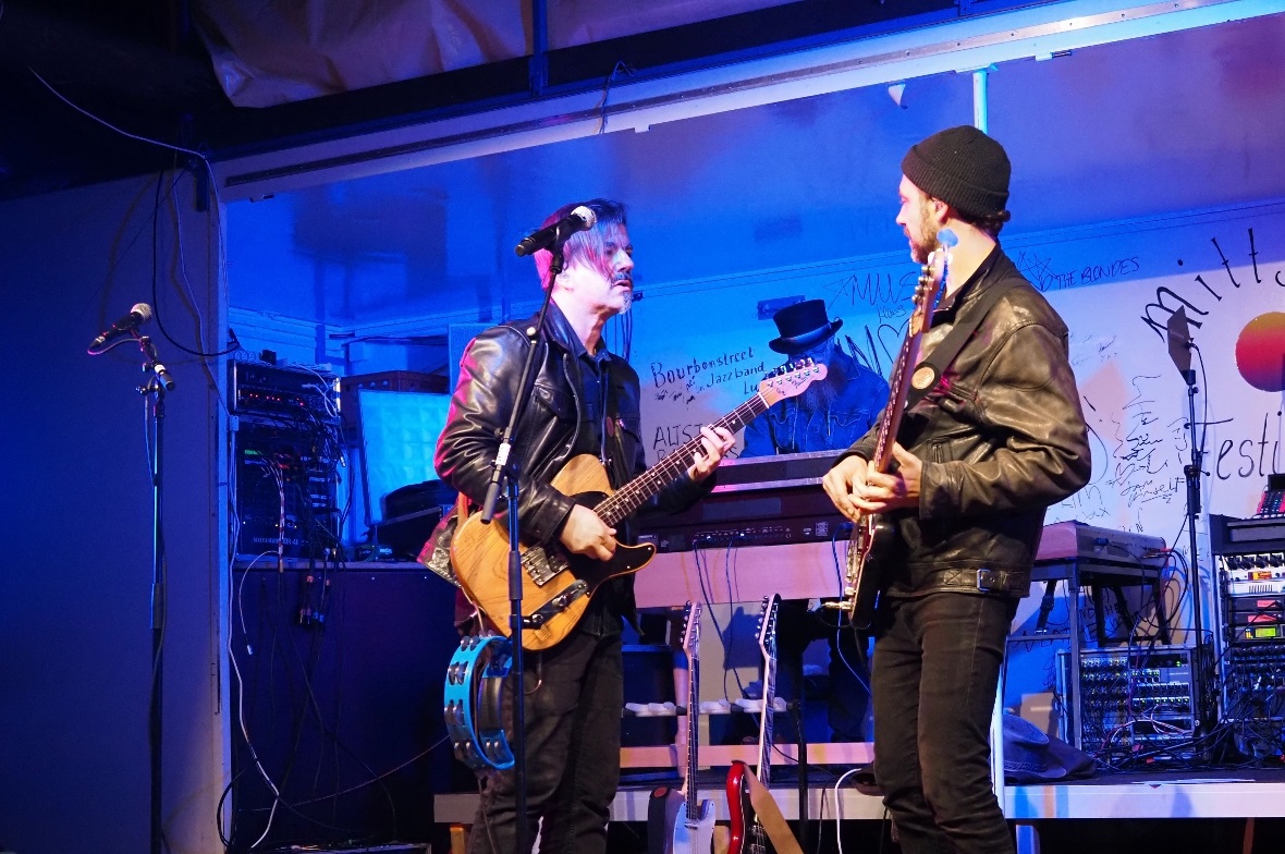 Festival-Feeling auf der grossen Bühne mit Gitarrist Edis Mano und Bassist Sever...