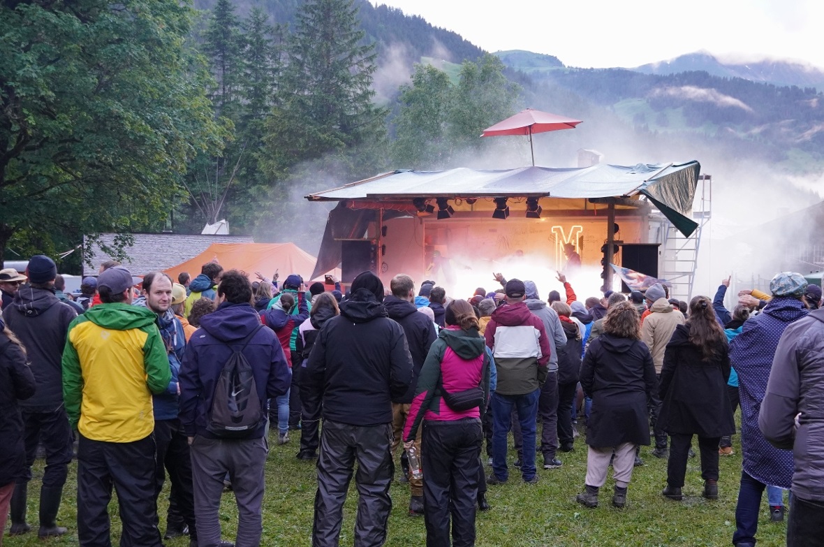 Mittsommer-Idyll am Wasserfall zuhinterst im Simmental Festivalstimmung vor der grossen Bühne des Mittsommerfestivals.