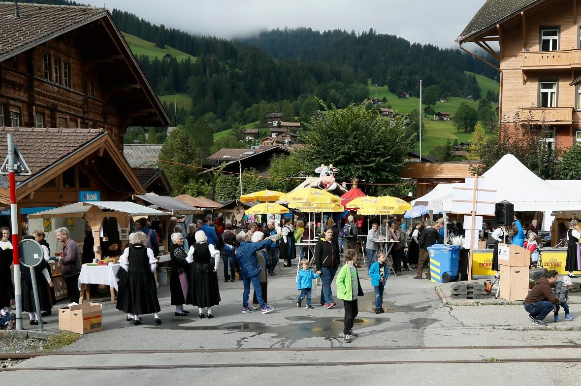 Festplatz der Dampfbahntage auf dem Bahnhof an der Lenk