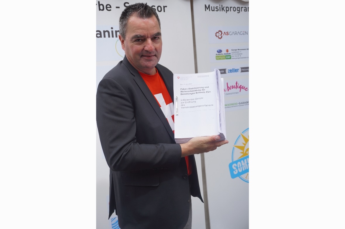 Festredner Nationalrat Thomas Knutti, mit dem 1889 Seiten umfassenden EU-Vertrag...