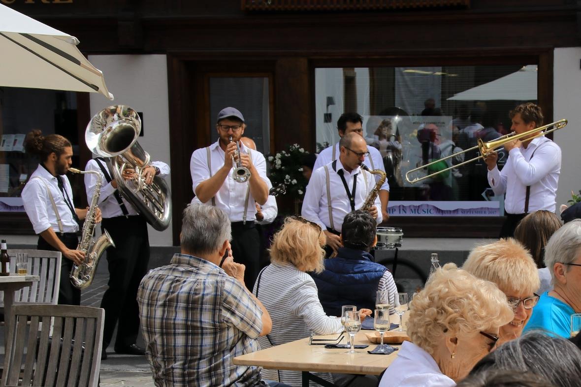 «Fetzige» Klänge von der Bienville Street Band beim Apéro auf dem Sanonaplatz in...