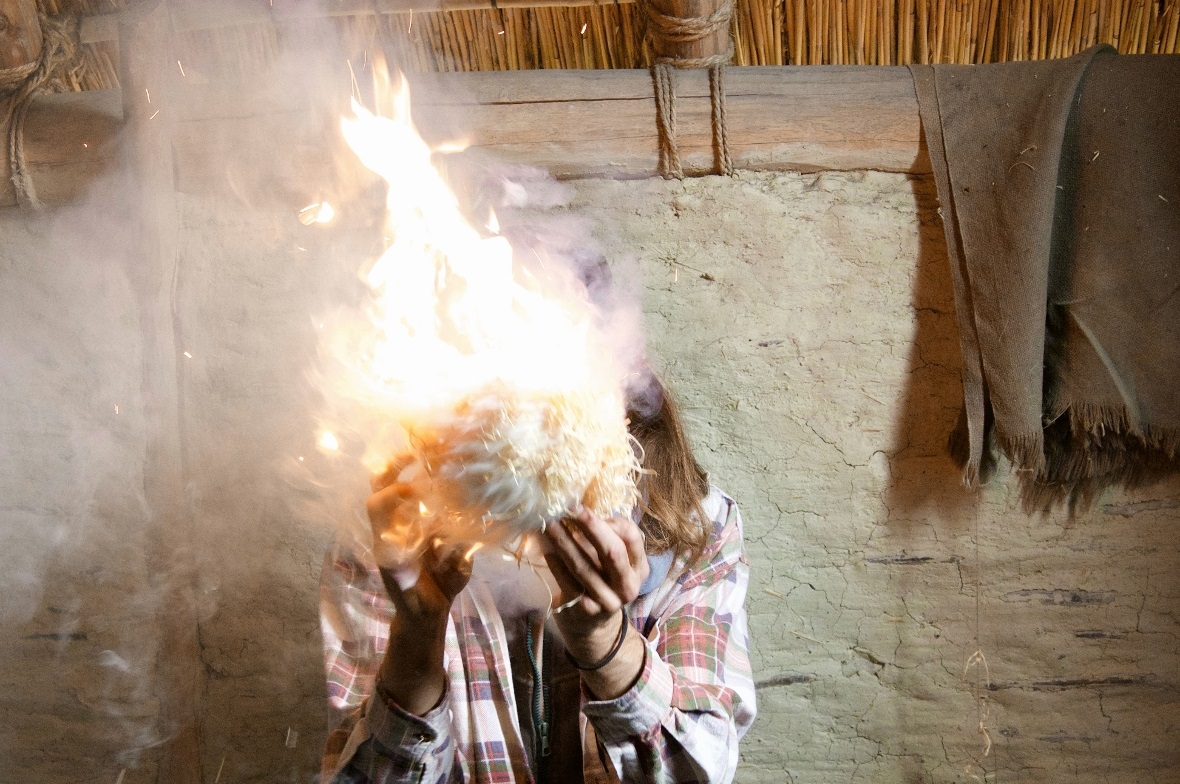 Feuerkunst im Pfahlbauerdorf.