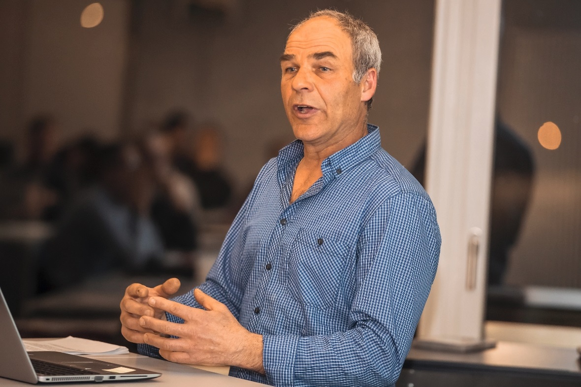 Feuerwehrinspektor Hans Fuhrer erklärte die geplanten Weiterbildungen.