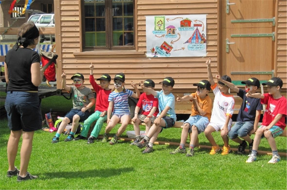 Feuerzauber vor dem Zikuswagen.