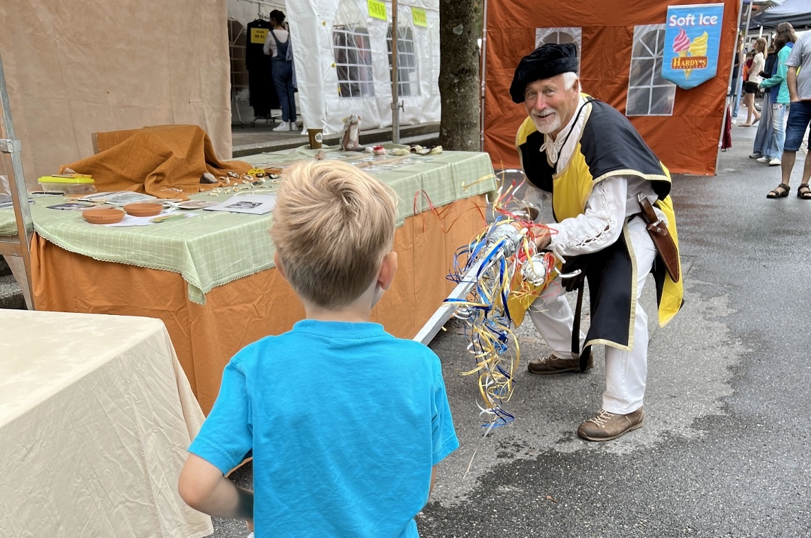 Feuz Hanspeter als Ritter Johan Petrus und Hauptmann vom Mannenberg stellt sich ...