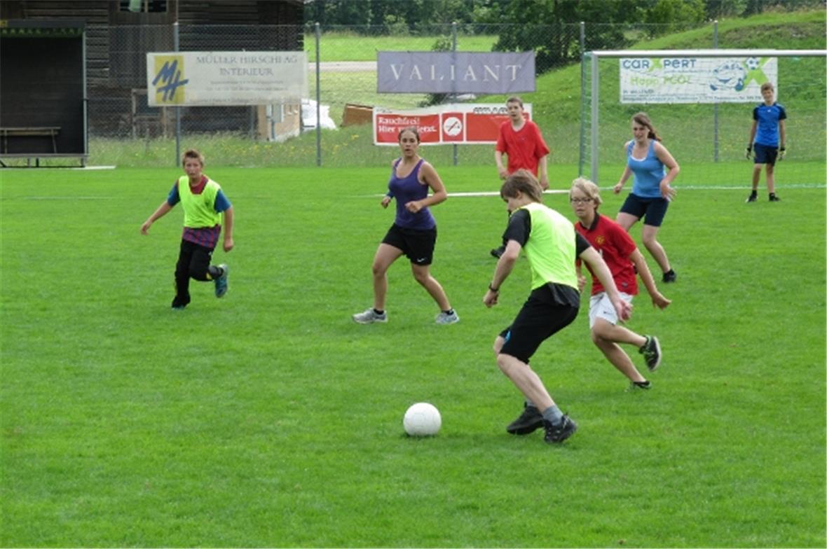Fight auf dem Fussballfeld.