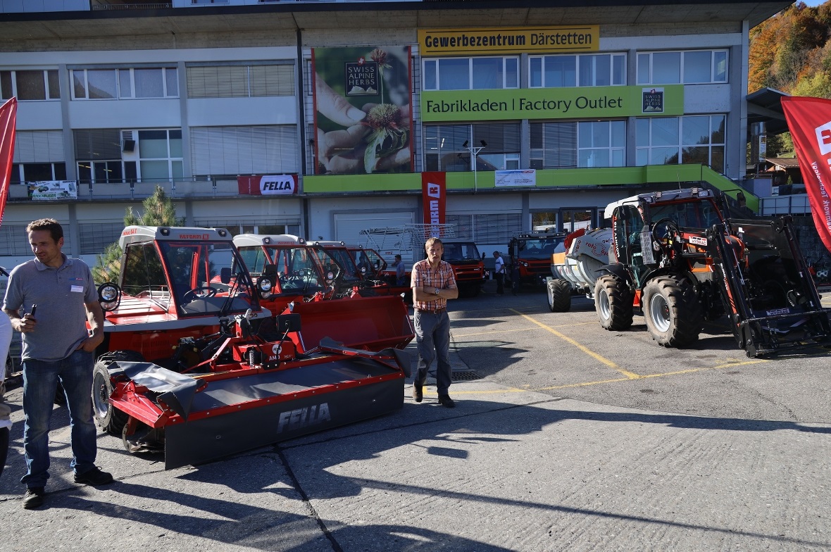 Filialenleiter Berhard Gerber im Gespräch mit Kunden vor der Landmaschinenausste...