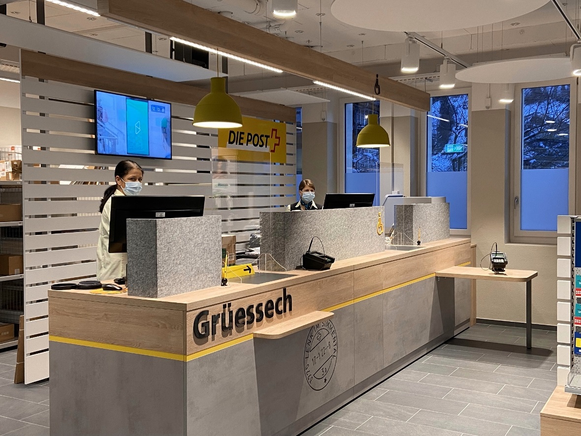 Filialleiterin Kathrin Dräyer (links) und Mitarbeiterin Sibylle Hofmann bedienen...