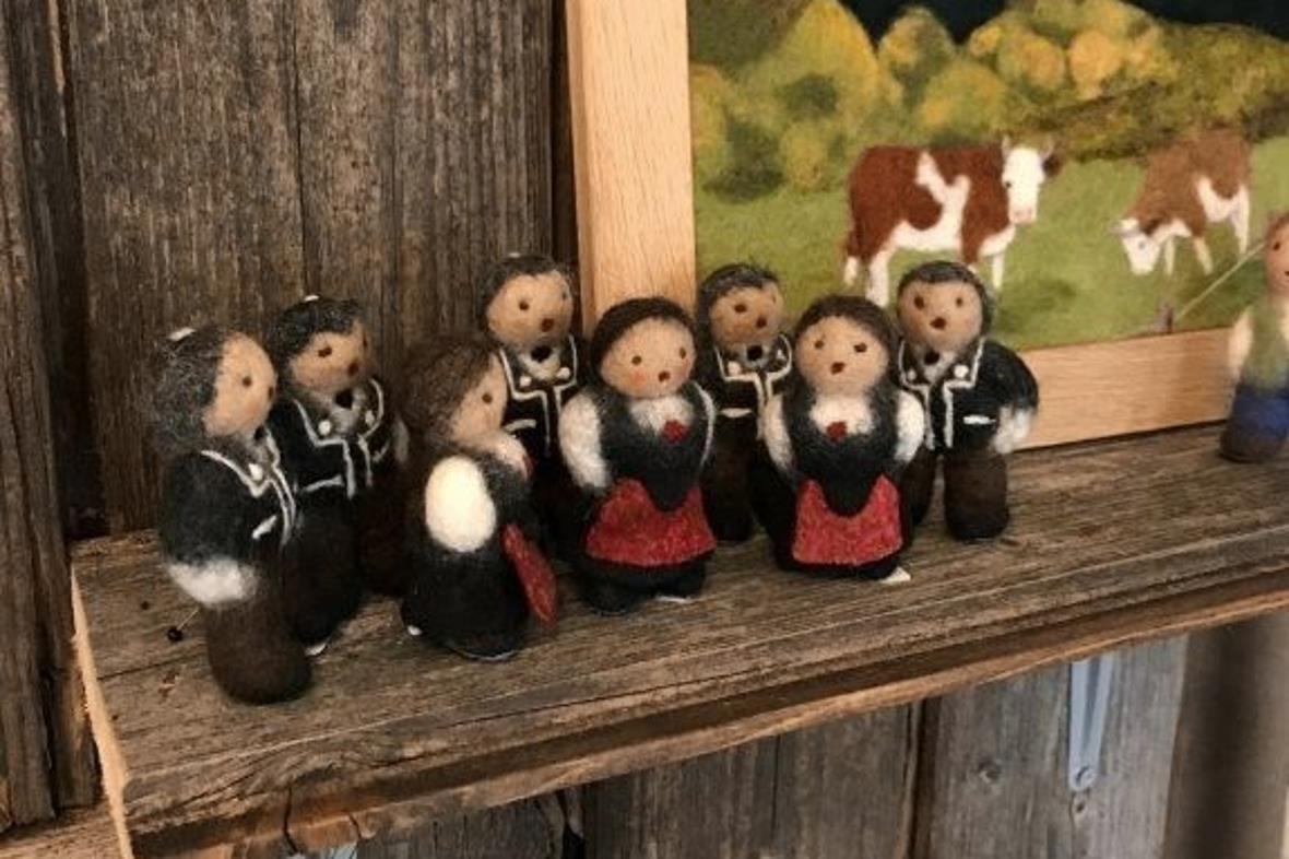 Filzarbeiten: Ein kleiner Jodlerchor, gefilzt mit viel Liebe zum Detail.