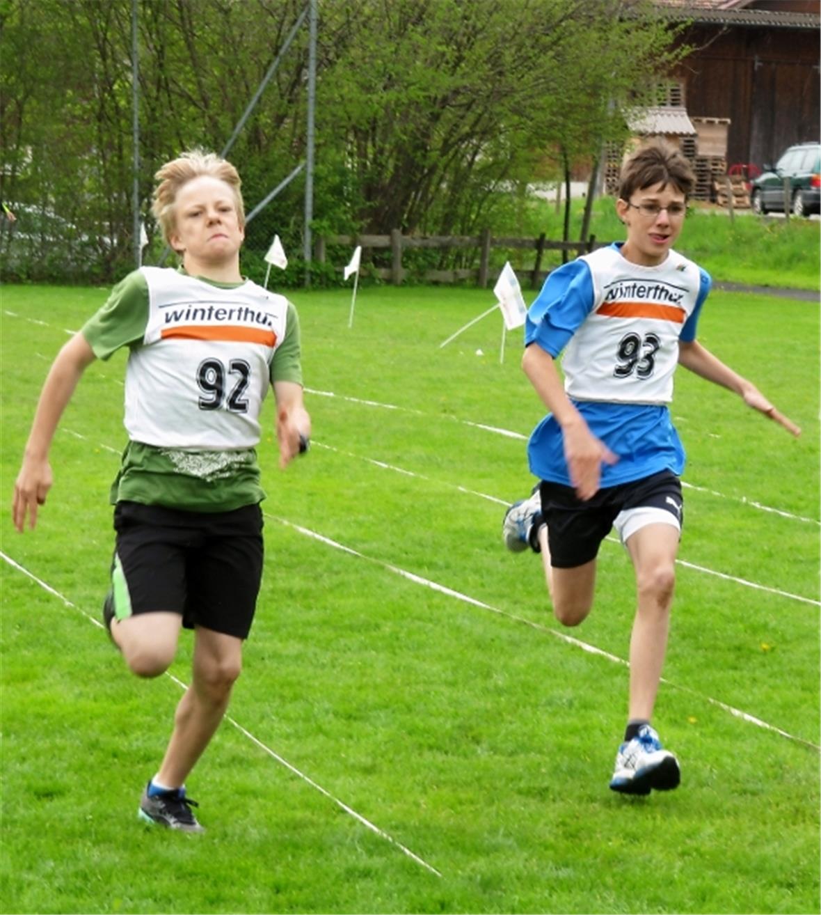 Finalläufe Sprint 80 Meter Knaben – Dario Rösti und Loris Perren kämpfen um jedes Zehntel.