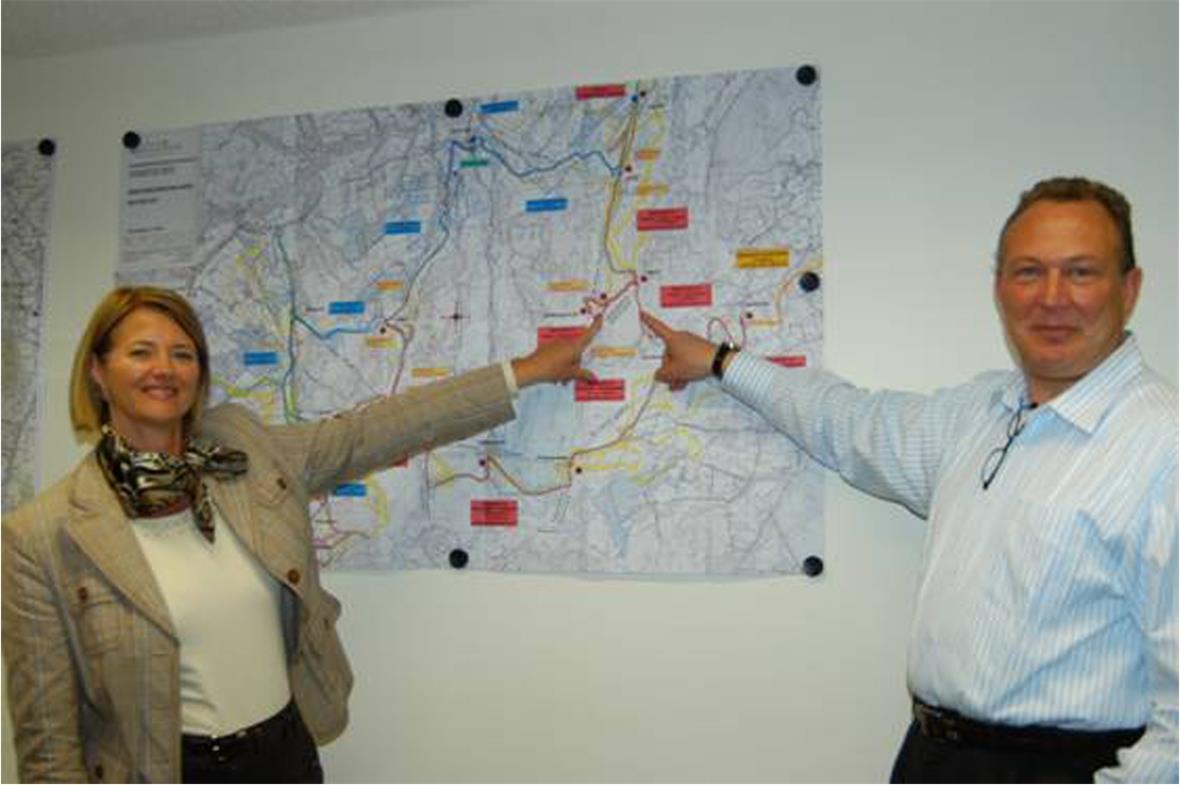 Bergbahnen erhöhen das Investitions-Tempo Fingerzeige auf weitere Investitionen (Beschneiung und Pistenkorrekturen) am Rinderberg: die Zweisimmer Gemeinderatspräsidentin Anne Speiser und BDG-Direktor Armon Cantieni.