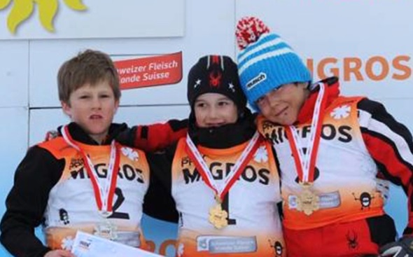 Fionn Bauer aus Zweisimmen (links im Bild): Er ist einer der drei Simmentaler Medaillengewinner am Finale des Migros Grand Prix in Stoos.