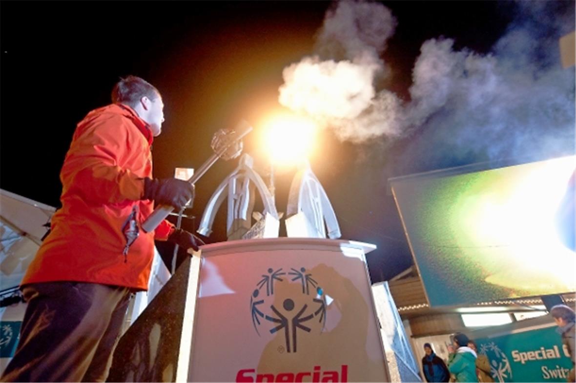 Flaggenträger Daniel Burri entzündet das olympische Feuer.