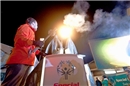 Flaggenträger Daniel Burri entzündet das olympische Feuer.