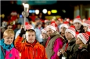 Flaggenträger Daniel Burri trägt die olympische Flagge nach vorne, während der E...